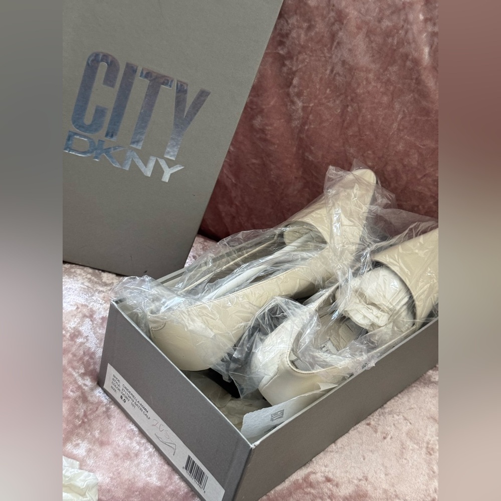 💥DKNYC Cream Leather Pumps - Picture 3 of 8